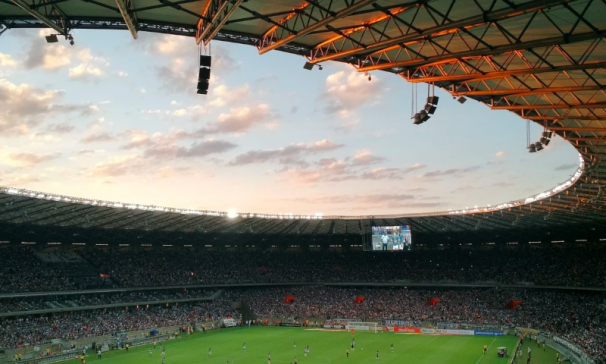 Voetbalstadion vol met fans// Pixabay